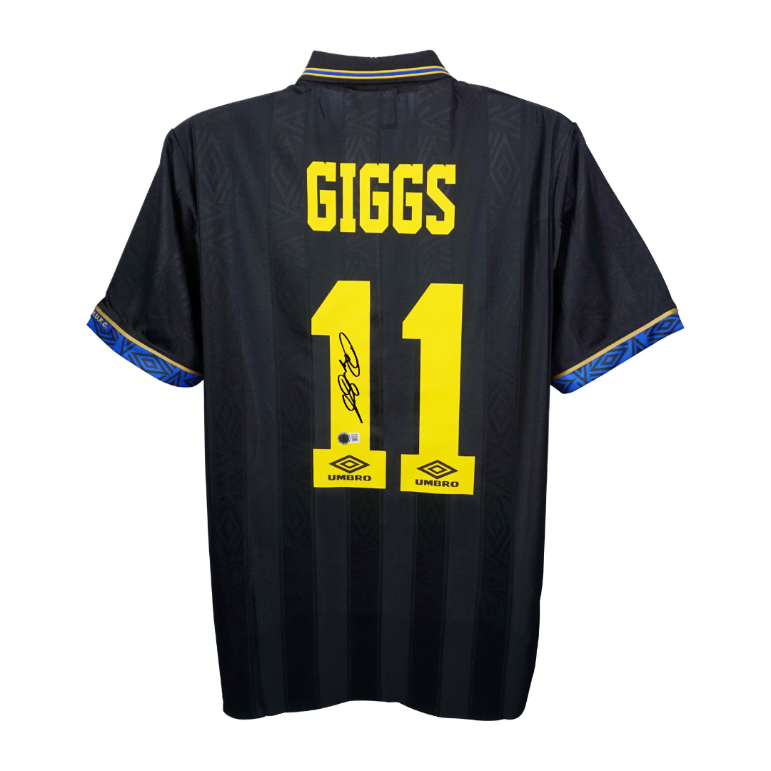 Ryan Giggs Signed Manchester United Soccer Jersey #11 with Beckett Witness