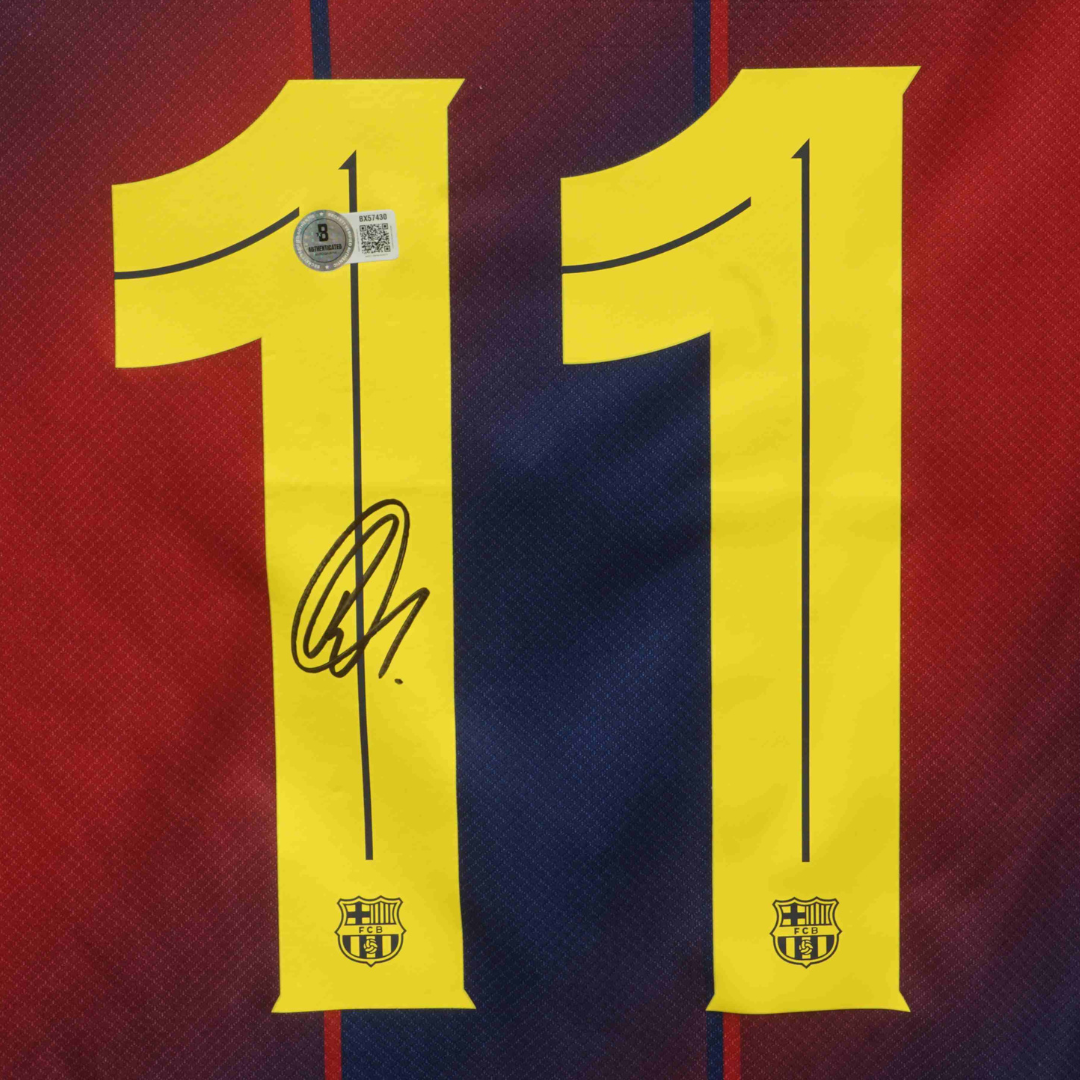 Framed Raphinha Signed FC Barcelona Soccer Jersey #11 with Beckett COA